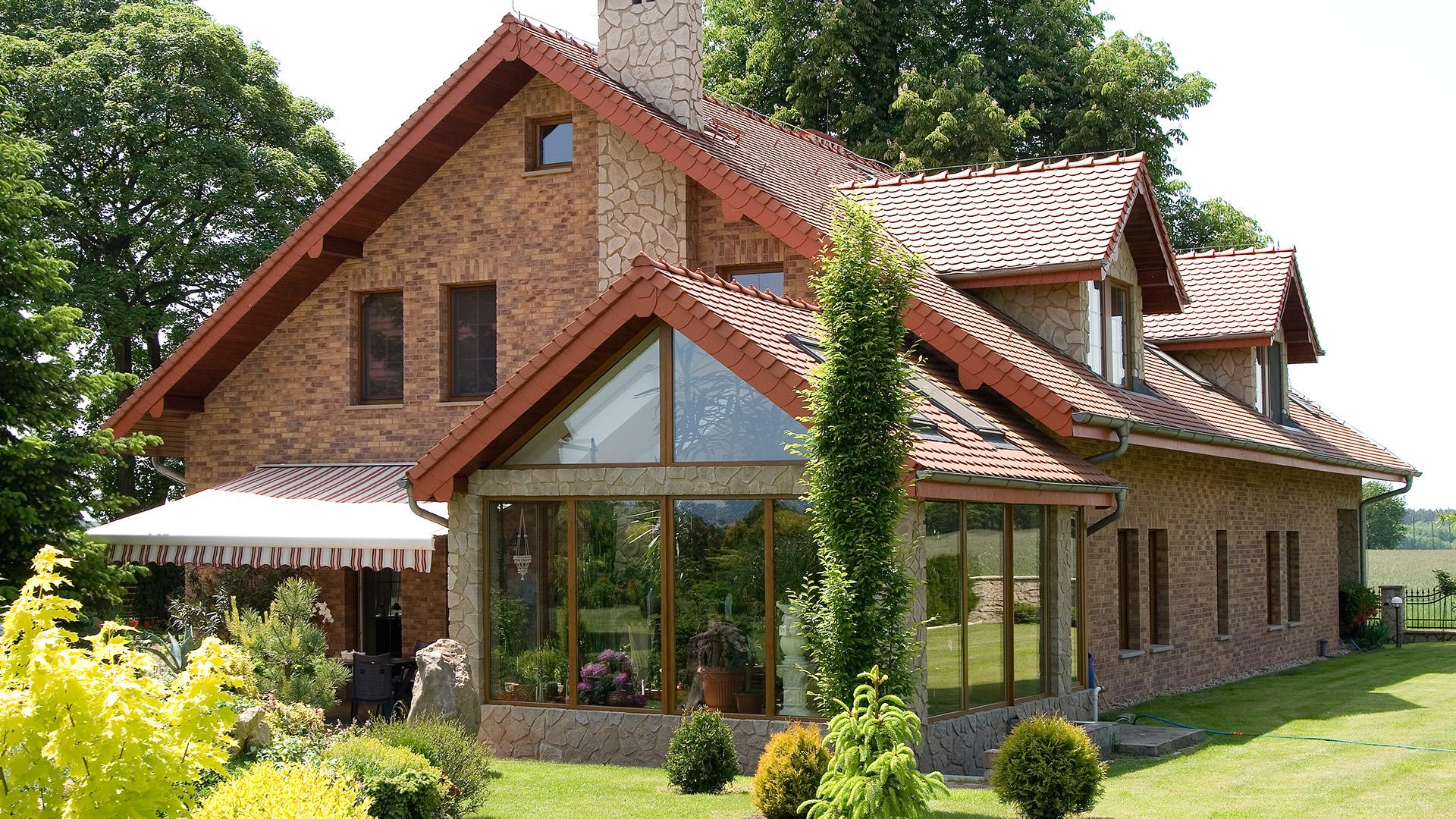 Einfalmienhause mit Stegu country Verblnder auf Fassade und Jura Cream auf dem Schornstein - schick und country style