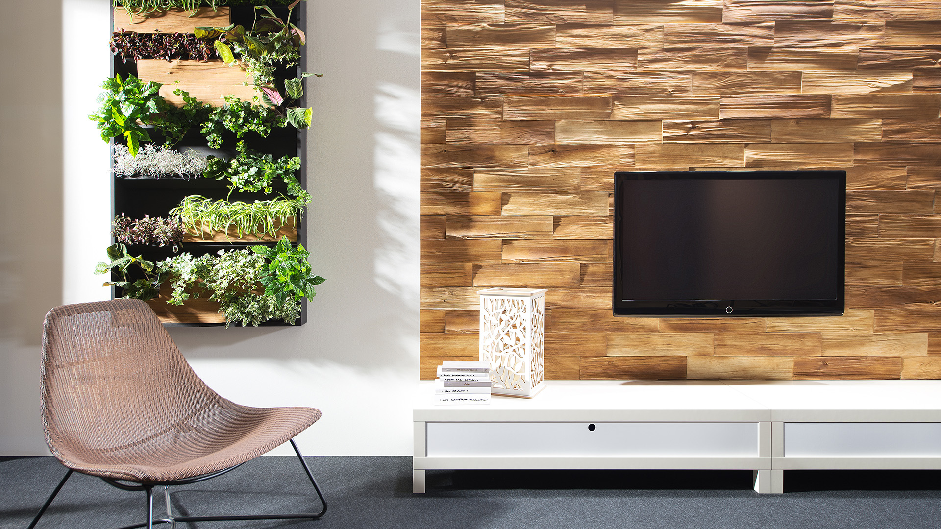 TV-Wand dekoriert mit Stegu-Betonfliesen in Holzoptik und Textur