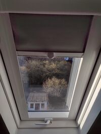 Verdunkelungsrollo für SkyLight Dachfenster montiert