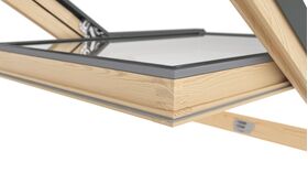 RoofLITE+ TRIO PINE | trä, pivåhängt, trippelglas takfönster