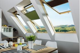 Takfönster FAKRO FPP-V U5 preSelect | trä, topp- och pivåhängt, trippelglas takfönster med ventilation