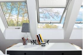 Dachfenster FAKRO FTU-V U5 : Schwingfenster aus weiß lackiertem Holz mit superenergiesparende Isolierverglasung