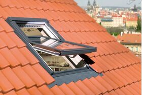 Takfönster FAKRO FTP R1 | trä, dubbelglas, pivåhängt, akustisk takfönser