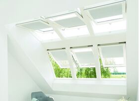 Dachfenster FAKRO FPU-V U5 preSelect : Klapp-Schwingfenster aus Holz mit weißer Lackierung