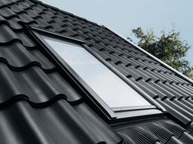 VELUX GGL 3070Q | wooden, pivot roof window with safe 2-glazing