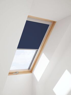 Mörkblå gardin för takfönster