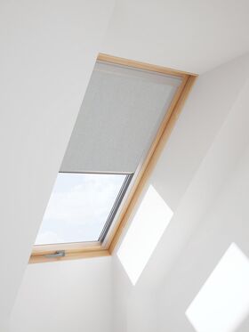 Verdunkelungsrollo für FAKRO Dachfenster in hellgrauer Farbe