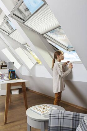 Dachfenster FAKRO FTU-V U5 : Schwingfenster aus weiß lackiertem Holz mit superenergiesparende Isolierverglasung