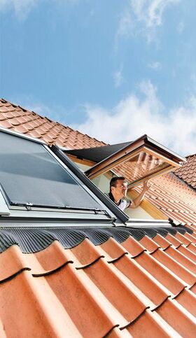 Hitzeschutz-Markise auf dem VELUX GPL Dachfenster